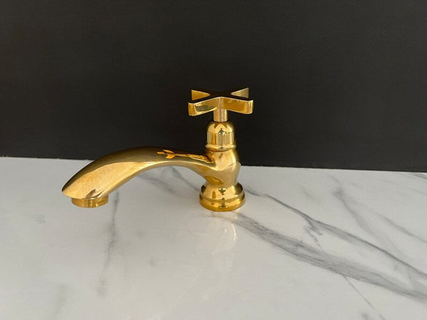 Brass Single Hole Bathroom Faucet: Vintage Style Elegance