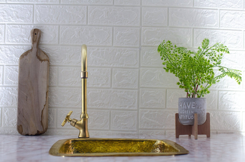 Brass Single Hole Kitchen Faucet: Modern Elegance