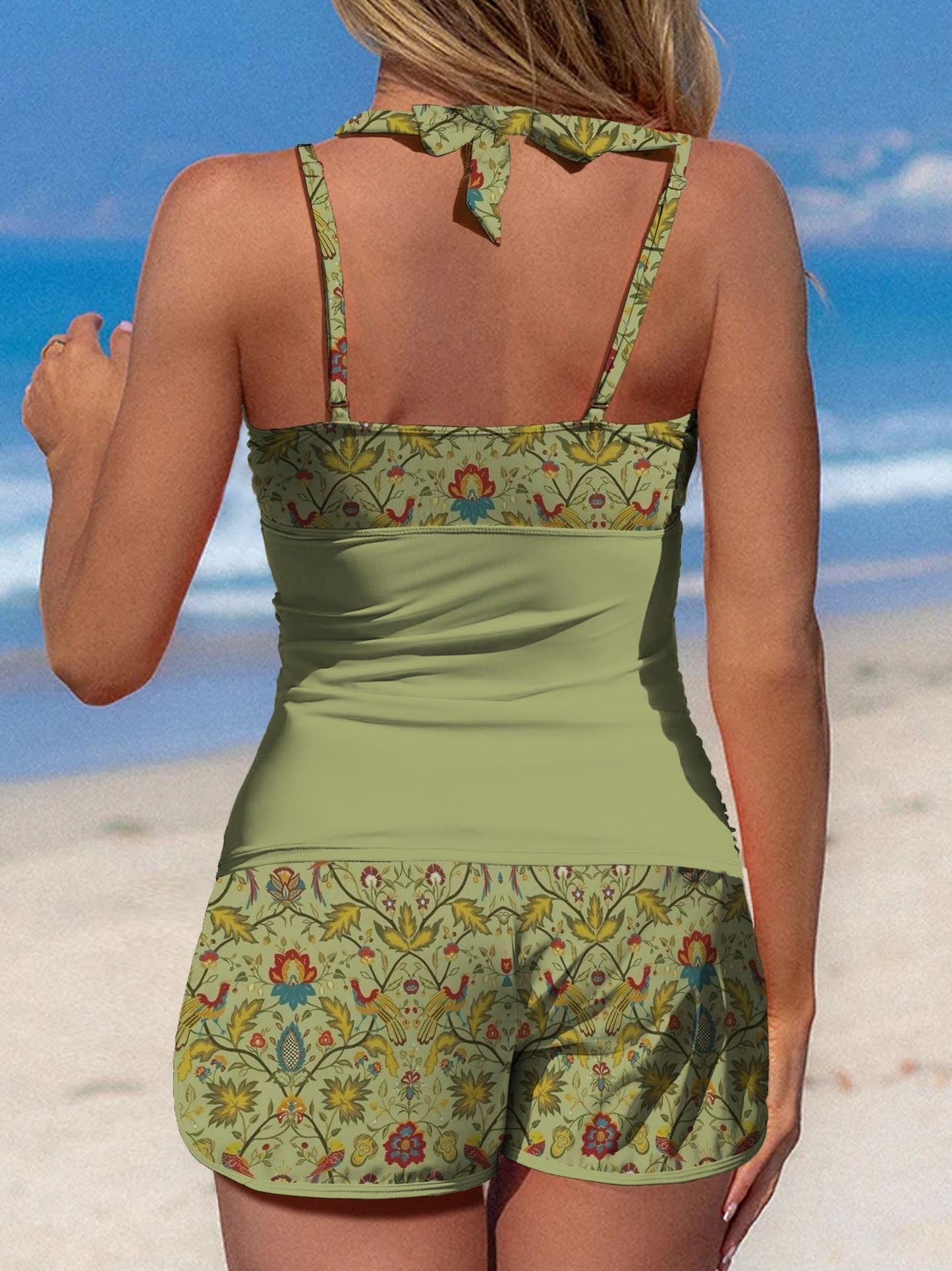 Grönt symmetriskt blommigt retrotryck med halterneckmönster och mellanhög midja i tankini-shorts 
