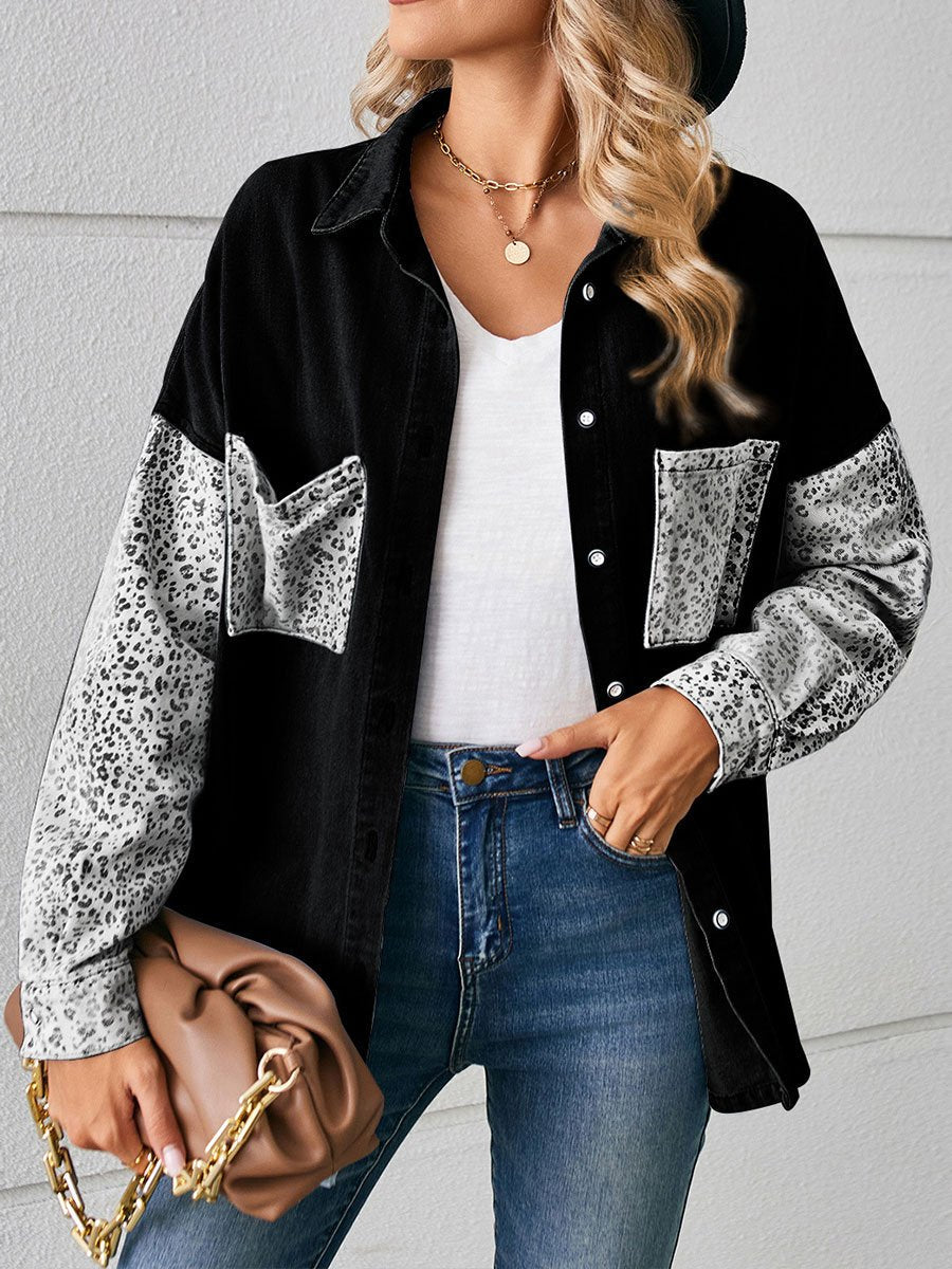 Damskjorta med löst leopardmönster och denim 