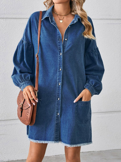 Damklänning med långa ärmar och råa kanter i lös denim 