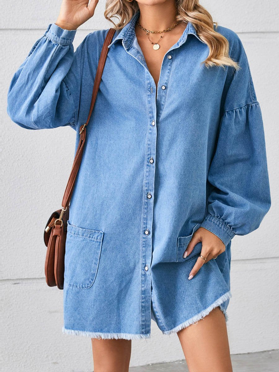 Damklänning med långa ärmar och råa kanter i lös denim 