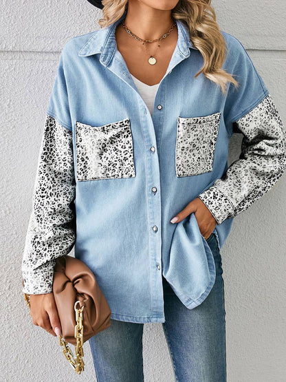 Damskjorta med löst leopardmönster och denim 