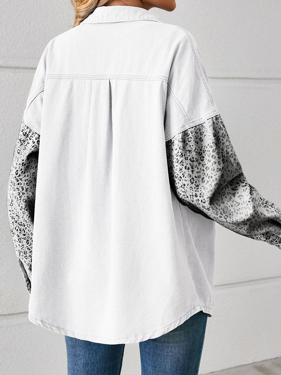 Damskjorta med löst leopardmönster och denim 