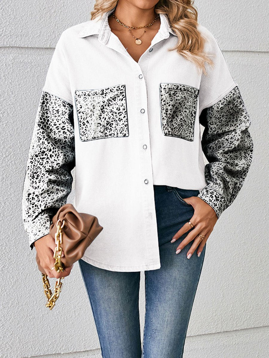 Damskjorta med löst leopardmönster och denim 